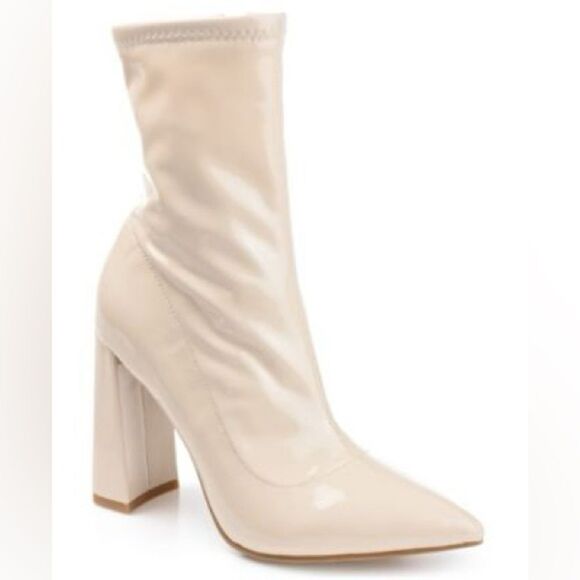Journee Collection
Women's Veralee Heeled Booties - Picture 1 of 3